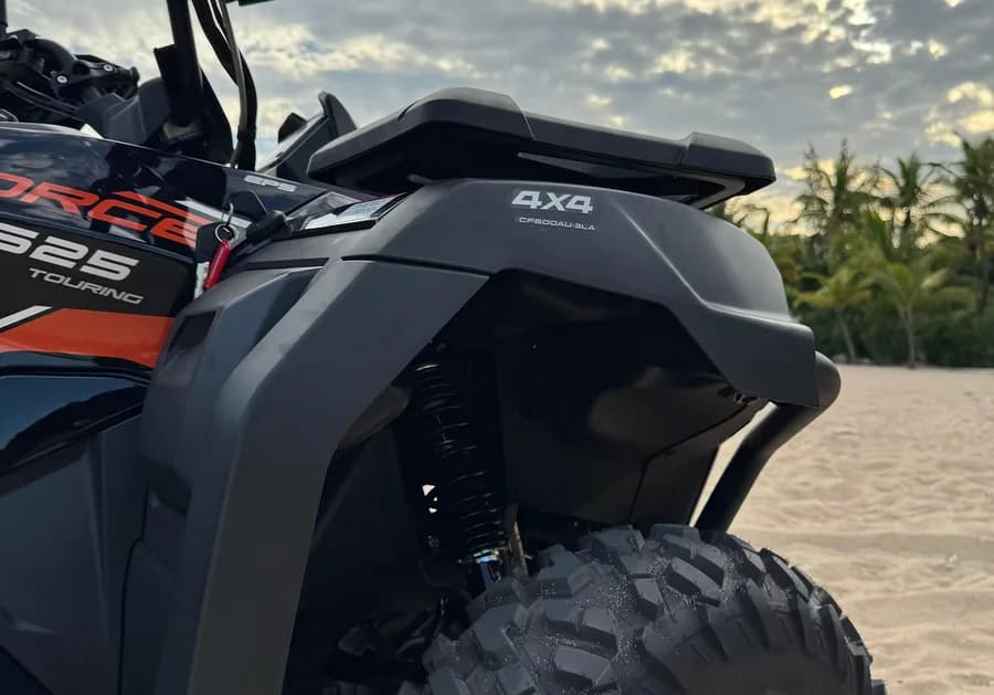 Quadriciclo vermelho na praia ao por do sol