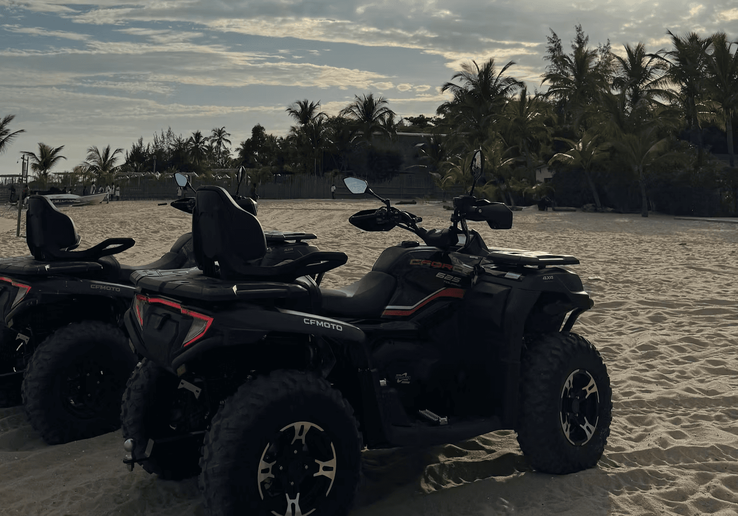 Grupo em quadriciclos nas dunas